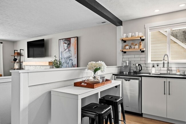 Building Photo - Trendy 2B/1B Unit C I Near Gonzaga/WSU/EWU & 5 Hospitals I Pet Friendly