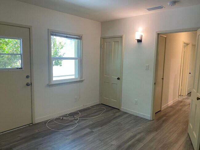 Building Photo - 1523 N Grand Oaks Ave