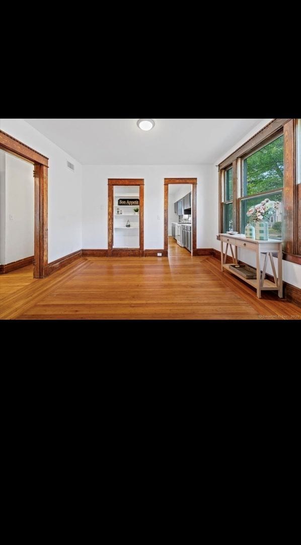Building Photo - OVERSIZED FIRST FLOOR 3 BEDROOM APARTMENT WITH WASHER/DRYER