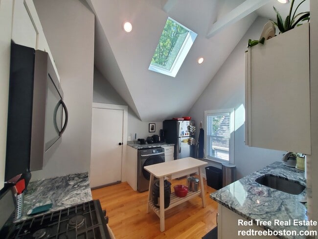 Building Photo - 72 Marshall St