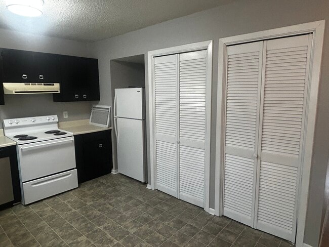 Building Photo - 301 Emerald Dr