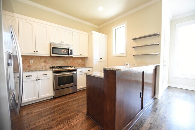 Building Photo - Beautiful 3-Story Lakewood Townhome!