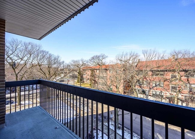 Building Photo - 222 Main St