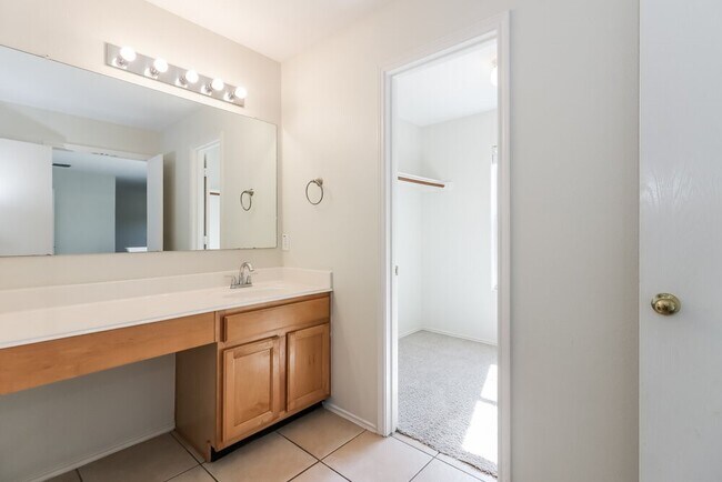 Building Photo - 3826 Rowlock Vine Dr