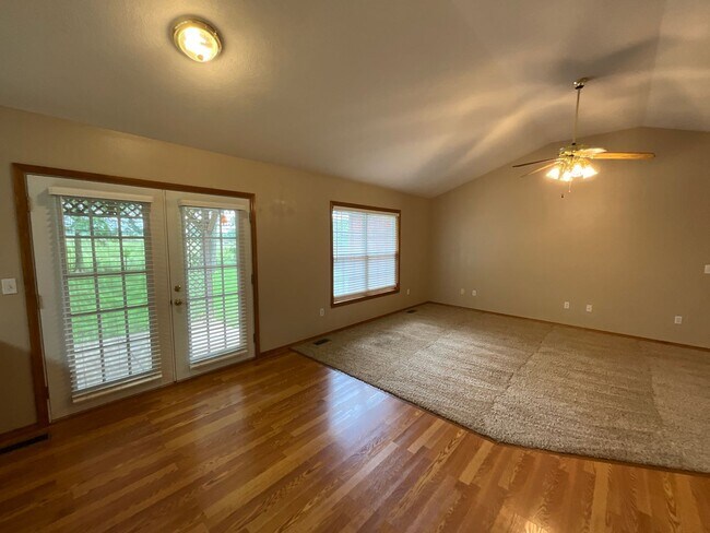 Building Photo - Beautiful Home on Private Setting