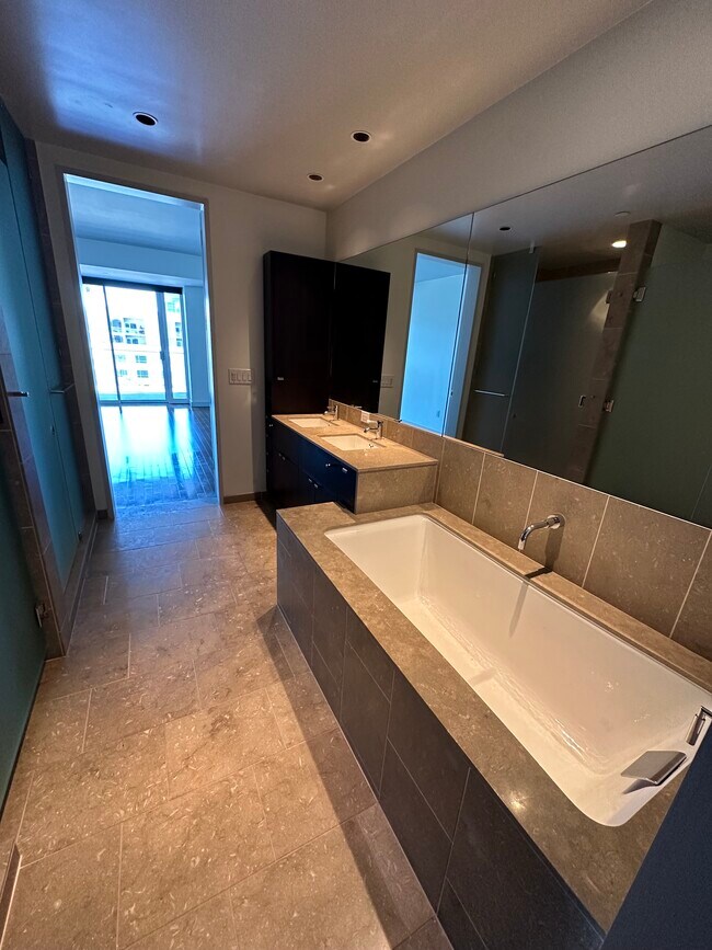 Building Photo - 6250 Hollywood Blvd