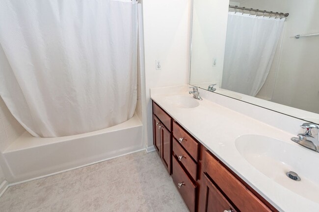 Building Photo - 3 Bedroom 3 Bath Townhome in Persimmon Hil...
