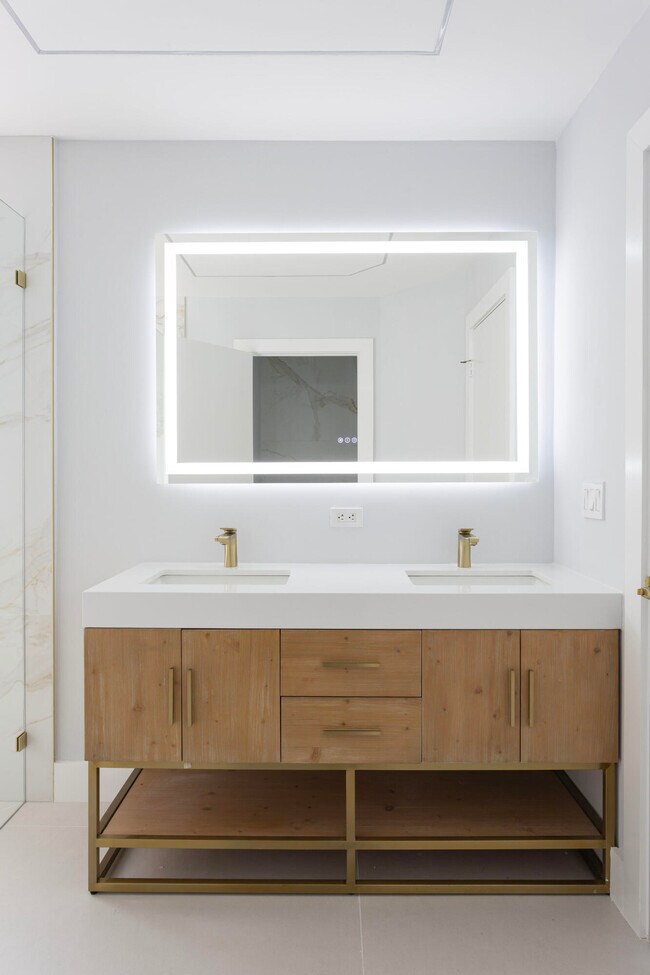 Building Photo - 1605 S Club Dr