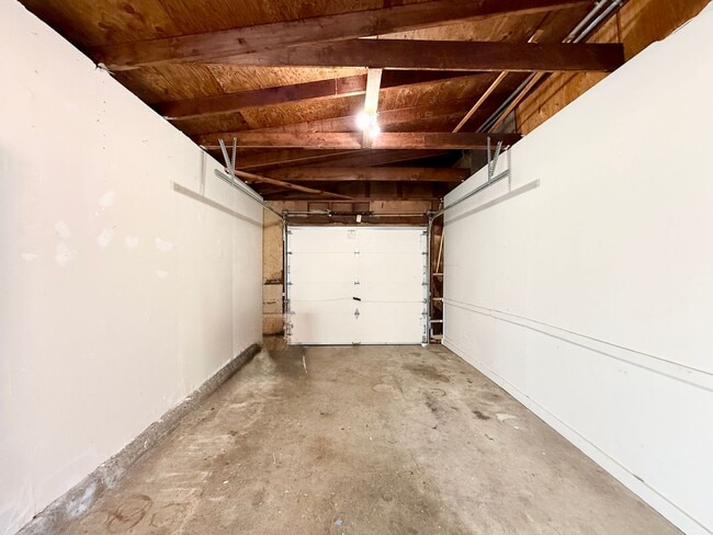 Building Photo - Refreshed 2 Bed/1-Bath Duplex Near Beach & Trails in Fairway Park