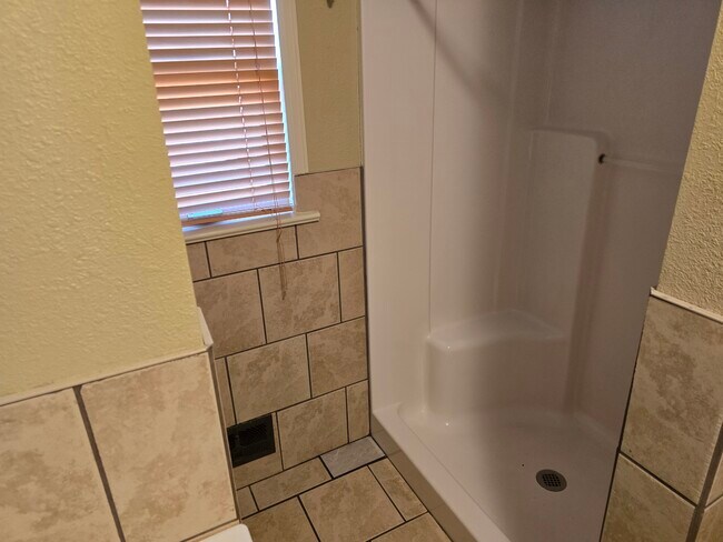 Primary Photo - 70 Amherst Ave