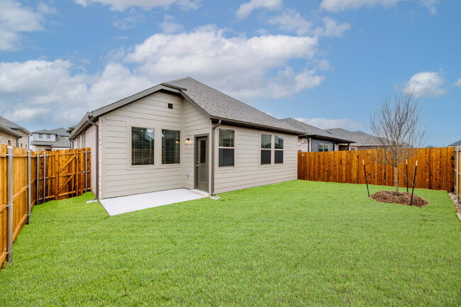 Building Photo - Spacious One-story floor plan