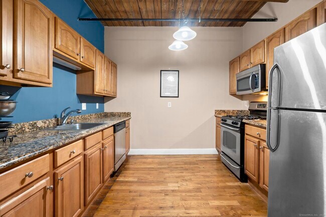 Building Photo - 145 Canal St E