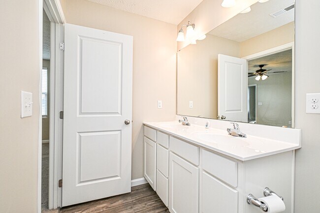 Building Photo - 5697 Julia Kate Dr