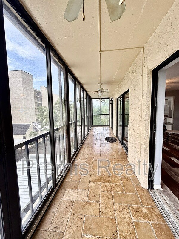 Building Photo - 2800 Cove Cay Dr
