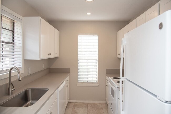 Building Photo - 804 San Saba Dr