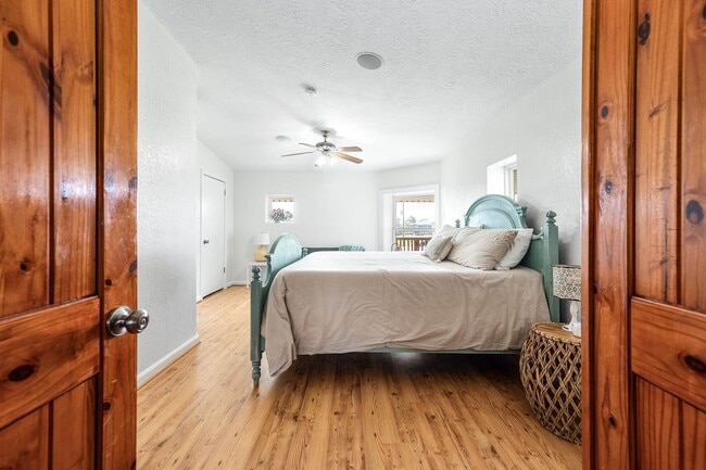 Building Photo - 302 Palm Dr