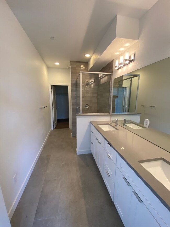 Building Photo - Luxury Townhome - 3 Bed 3.5 Bath at Overlo...
