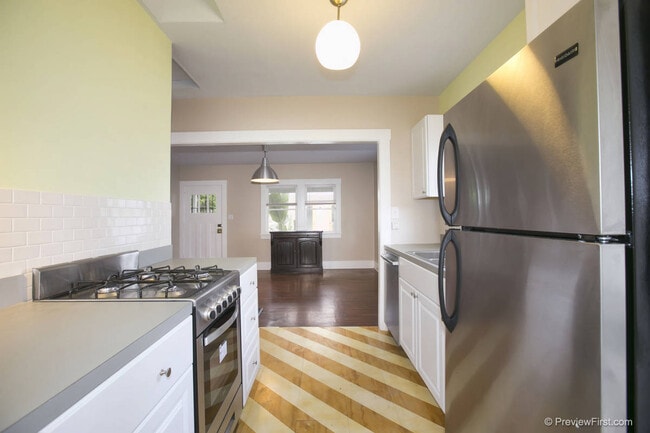 Building Photo - Adorable 2 Bedroom Cottage with Fenced yard, Washer+Dryer, Dishwasher, Reserved Parking!