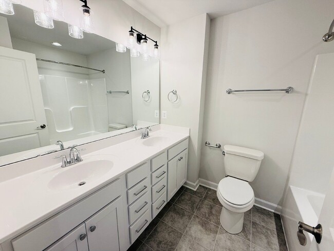 Building Photo - 4 Bed / 3.5 Bath Brand New Townhouse (12/7...