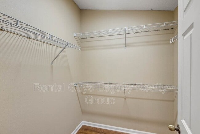 Building Photo - 5868 Pavilion Dr