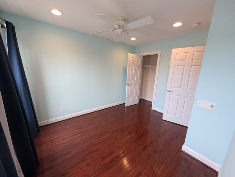 Building Photo - 9442 Canonbury Square