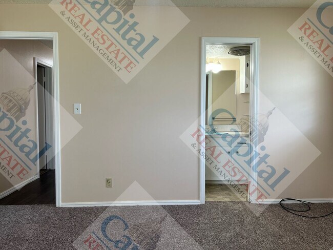 Building Photo - Charming 3 Bedroom