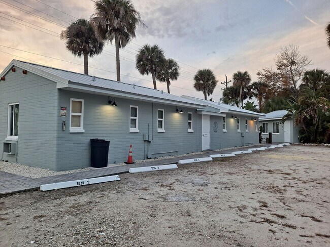 Building Photo - 805 N Dixie Fwy