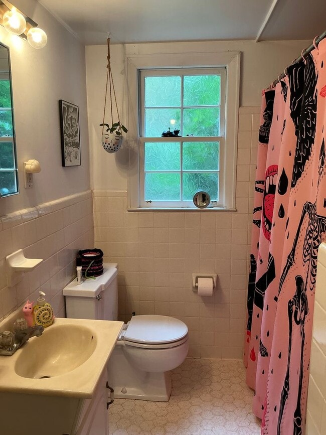 Building Photo - 1 Bedroom/1 bathroom Basement Apartment in...