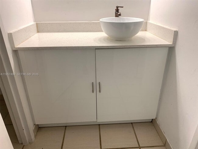 Building Photo - 100 Lincoln Rd