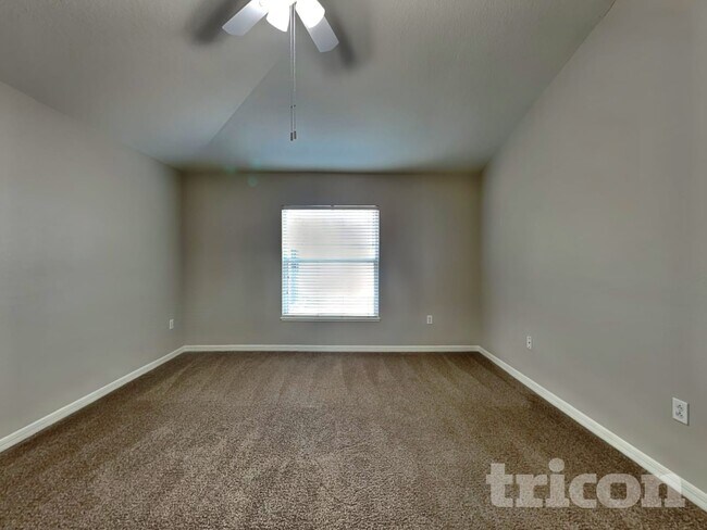 Building Photo - 1420 Shorewood Dr