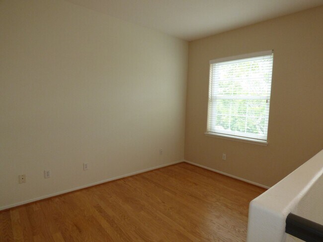 Building Photo - Spacious Townhouse located in Poinsettia Heights