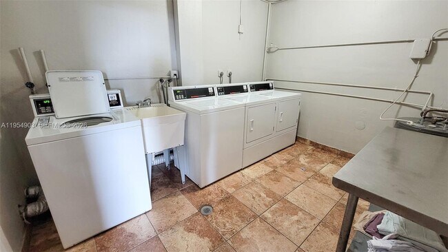 Building Photo - 1690 NE 191st St