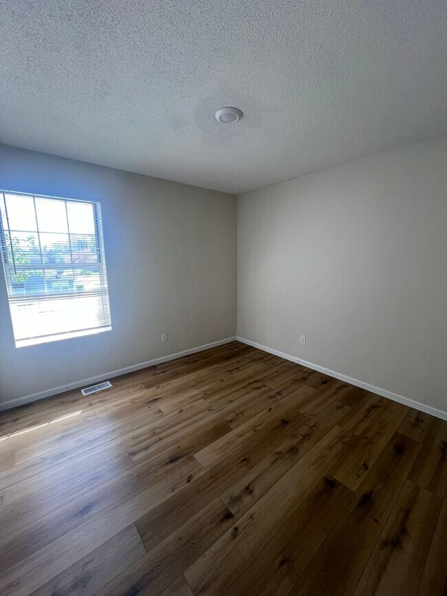 Building Photo - 2511-2511 Carnation Dr