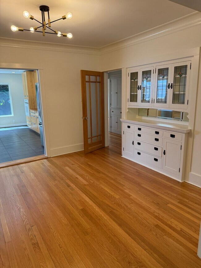 Building Photo - 2BR + Office Seward Park Home w/ A/C & 125...