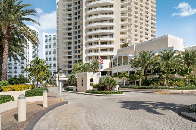 Building Photo - 888 Brickell Key Dr