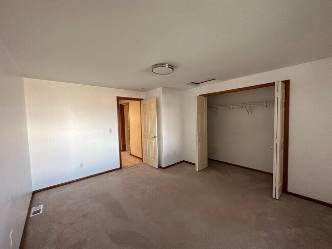 Building Photo - Appealing 2 bed / 1.5 bath townhouse in Greenwood/N Seattle with wood flooring