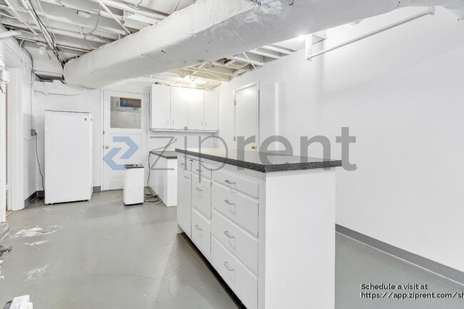 Building Photo - 3010 SE Lambert St