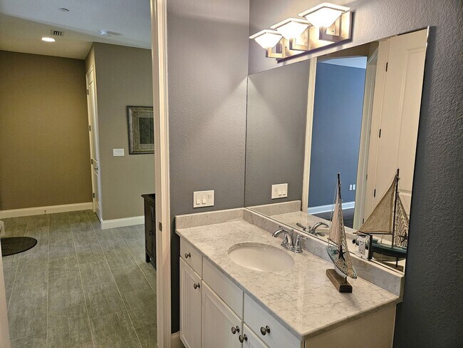 Building Photo - Seasonal Short-Term 2 Bedroom, 2.5 Bath Multi-Level Condo with Balcony and Patio located on Venic...