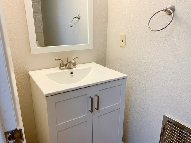 Building Photo - 2 Bed Townhouse with Garage! Convenient Lo...