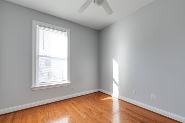 Building Photo - 3 Bedroom Townhome in Oregon Hill!