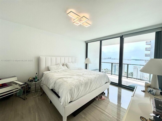 Building Photo - 1451 Brickell Ave