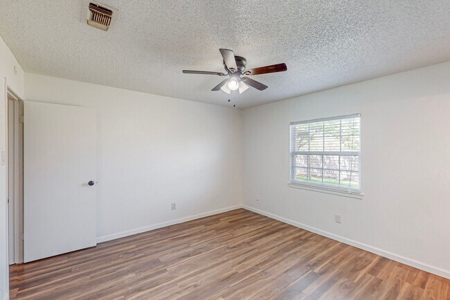 Building Photo - Adorable 1 Story Ready for Move In!  Birdville ISD!