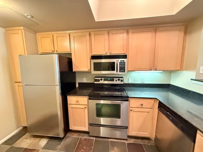 Building Photo - Spacious Bankers Hill Studio | In-Unit Laundry | A/C | Fireplace | Pool & Gym | 6-Month Lease