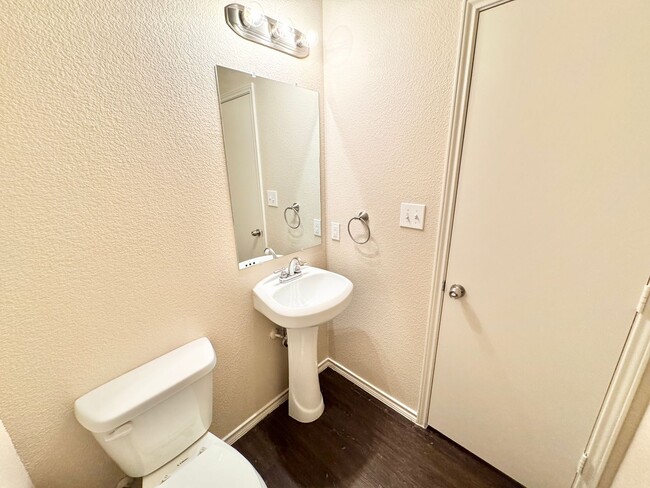 Building Photo - Updated 4 Bed 2.5 Bath Home - Close to TWU!