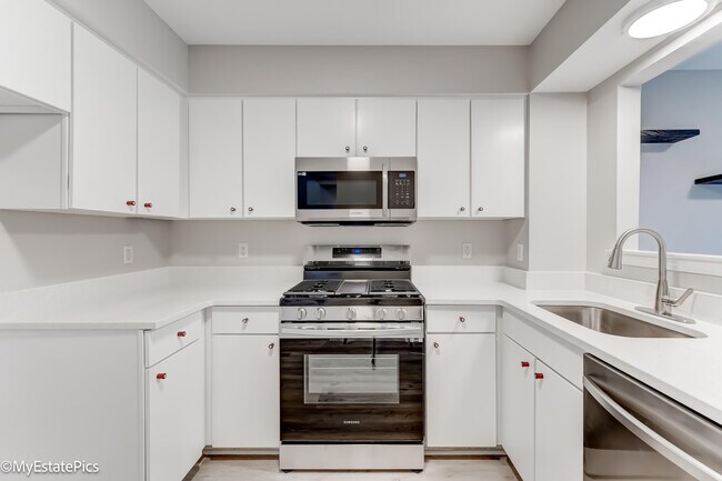 Building Photo - 4749 Grove Ct