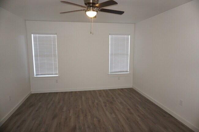 Building Photo - Beautiful Modern 3/3 Townhome in North Lub...