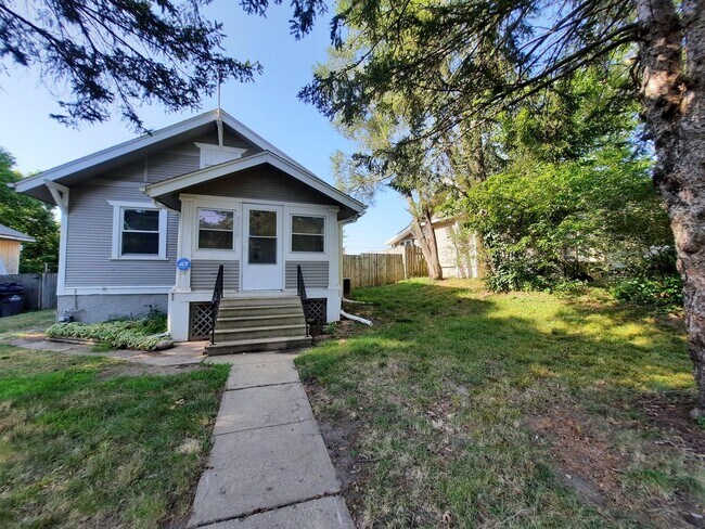 Building Photo - 3 Bedroom Home with a Fenced Yard and BEAU...