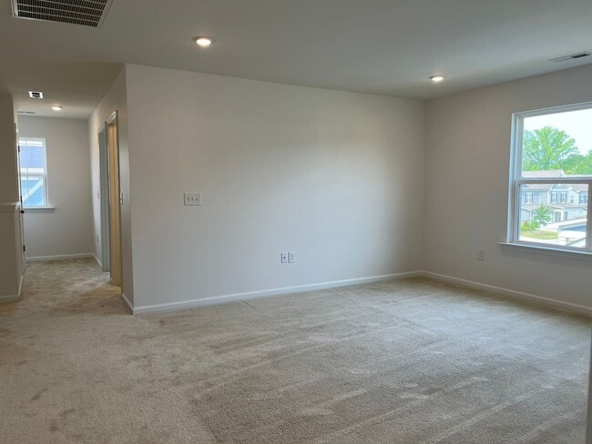 Building Photo - Stunning, Elegant Residence in Fuquay-Vari...