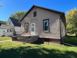 Building Photo - Charming 2 Bed 1 Bath