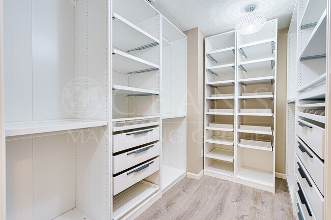 Building Photo - Spacious 4 Bedroom Home with Loft – Prime ...
